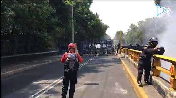 You are currently viewing Presuntos simpatizantes de Ayotzinapa provocan disturbios en metro Auditorio
