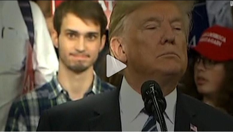 You are currently viewing Remueven a joven durante un mitin de Trump y queda captado en video