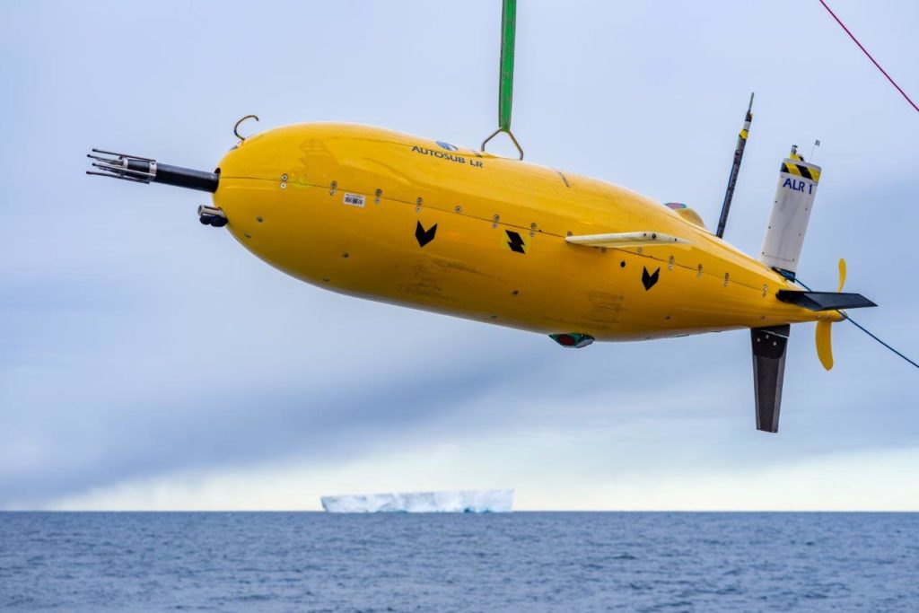 Deployment of full scale Autosub Long Range in the southern Weddell Sea as part of the Filchner Ice Shelf System © National Oceanography Centre (NOC)